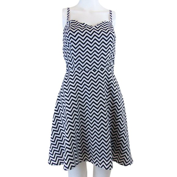 Black and White Chevron Sleeveless Dress Size SP - Picture 1 of 3
